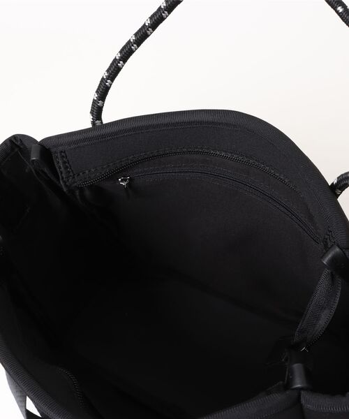 CURI BISCUI（キュリ　ビスキュイ）の「ラバーロゴデザイン ネオプレン バッグ（トートバッグ・レディース・ブラック系・FREE）」の3枚目の写真