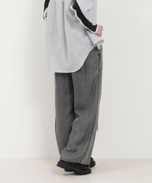 MICO COULIER（ミコクリエ）の「バイオシルクデニムタックワイドフレアパンツ（デニムパンツ・レディース・チャコールグレー/インディゴブルー・38/36）」の18枚目の写真