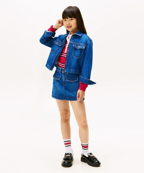 TOMMY HILFIGER（トミーヒルフィガー）の「GIRLS デニムセミタイトミニスカート（スカート・キッズ・ブルー・140cm/150cm/130cm）」の2枚目の写真