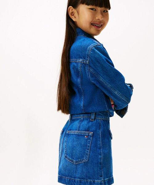 TOMMY HILFIGER（トミーヒルフィガー）の「GIRLS デニムセミタイトミニスカート（スカート・キッズ・ブルー・140cm/150cm/130cm）」の3枚目の写真