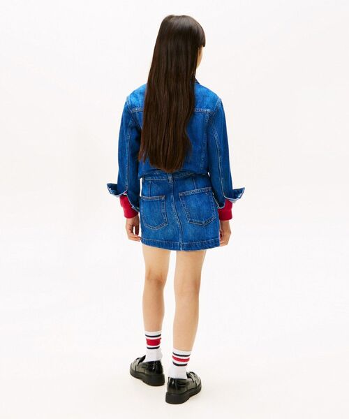 TOMMY HILFIGER（トミーヒルフィガー）の「GIRLS デニムセミタイトミニスカート（スカート・キッズ・ブルー・140cm/150cm/130cm）」の4枚目の写真