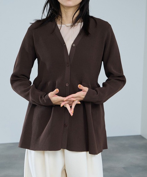 Mac-House（マックハウス）の「milli de l'air ソフトレッチペプラムカーディガン（カーディガン/ボレロ・レディース・カーキ/ブラウン/レッド/ブラック・M）」の3枚目の写真