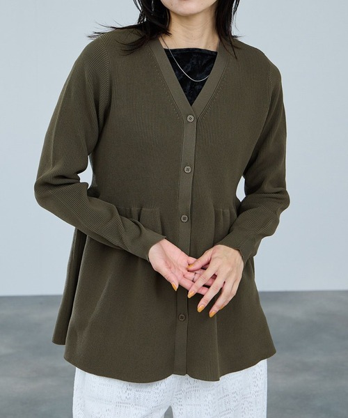 Mac-House（マックハウス）の「milli de l'air ソフトレッチペプラムカーディガン（カーディガン/ボレロ・レディース・カーキ/ブラウン/レッド/ブラック・M）」の4枚目の写真