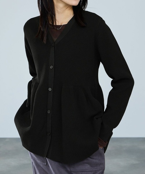 Mac-House（マックハウス）の「milli de l'air ソフトレッチペプラムカーディガン（カーディガン/ボレロ・レディース・カーキ/ブラウン/レッド/ブラック・M）」の2枚目の写真