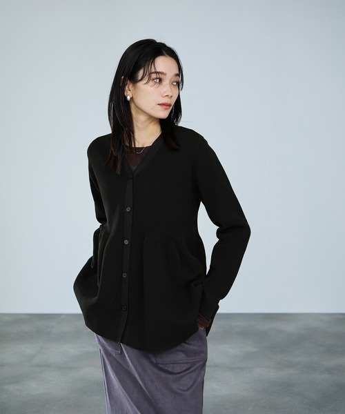 Mac-House（マックハウス）の「milli de l'air ソフトレッチペプラムカーディガン（カーディガン/ボレロ・レディース・カーキ/ブラウン/レッド/ブラック・M）」の17枚目の写真