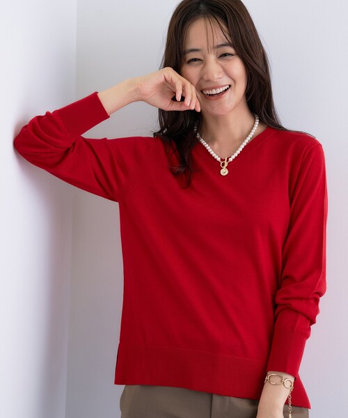 INDIVI（インディヴィ）の「【洗える／毛玉になりにくい】エクストラファインウール Vネックニット（ニット/セーター・レディース・オフホワイト/ブラック/レッド系1/サックスブルー/チャコール・05/13/15 /34/38/19）」の5枚目の写真