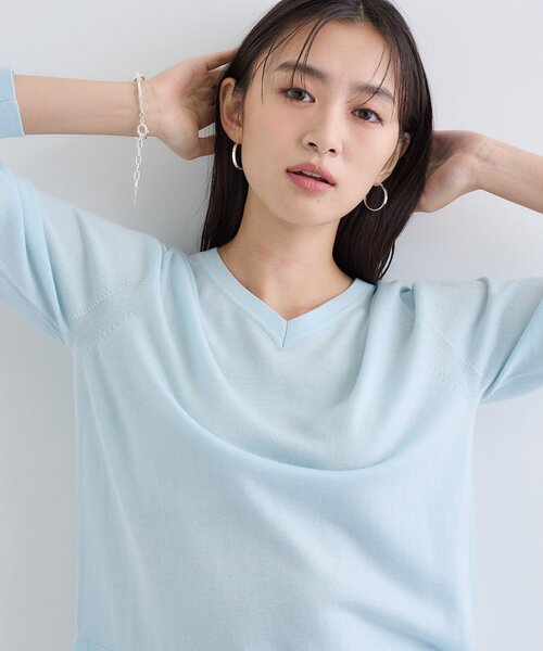 INDIVI（インディヴィ）の「【洗える／毛玉になりにくい】エクストラファインウール Vネックニット（ニット/セーター・レディース・オフホワイト/ブラック/レッド系1/サックスブルー/チャコール・05/13/15 /34/38/19）」の4枚目の写真