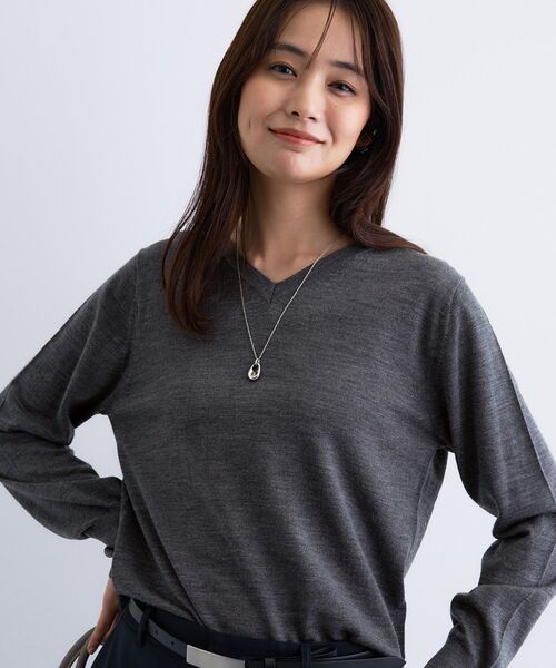 INDIVI（インディヴィ）の「【洗える／毛玉になりにくい】エクストラファインウール Vネックニット（ニット/セーター・レディース・オフホワイト/ブラック/レッド系1/サックスブルー/チャコール・05/13/15 /34/38/19）」の3枚目の写真