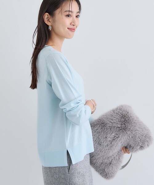 INDIVI（インディヴィ）の「【洗える／毛玉になりにくい】エクストラファインウール Vネックニット（ニット/セーター・レディース・オフホワイト/ブラック/レッド系1/サックスブルー/チャコール・05/13/15 /34/38/19）」の20枚目の写真