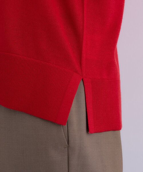 INDIVI（インディヴィ）の「【洗える／毛玉になりにくい】エクストラファインウール Vネックニット（ニット/セーター・レディース・オフホワイト/ブラック/レッド系1/サックスブルー/チャコール・05/13/15 /34/38/19）」の8枚目の写真