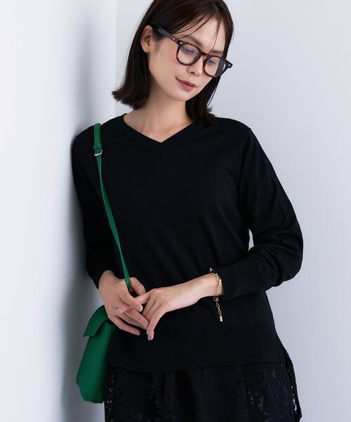 INDIVI（インディヴィ）の「【洗える／毛玉になりにくい】エクストラファインウール Vネックニット（ニット/セーター・レディース・オフホワイト/ブラック/レッド系1/サックスブルー/チャコール・05/13/15 /34/38/19）」の7枚目の写真