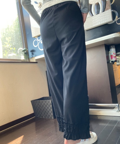 tolene(トレネ)の「裾フリル フレアシルエット リブパンツ(その他パンツ・レディース・ブラック・FREE)」の2枚目の写真