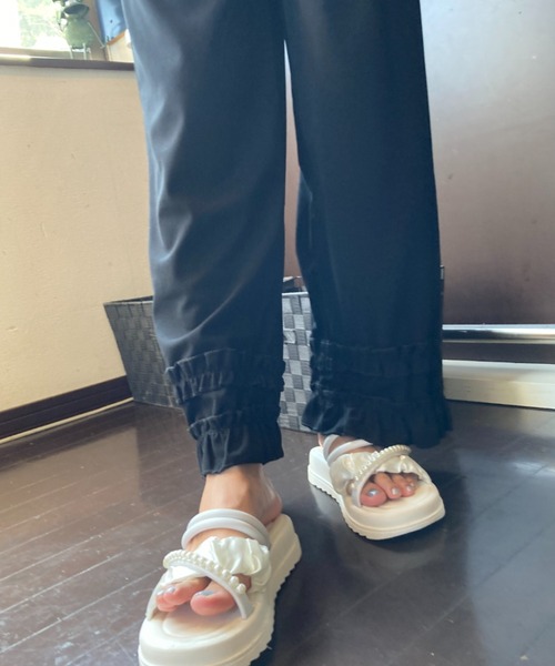 tolene(トレネ)の「裾フリル フレアシルエット リブパンツ(その他パンツ・レディース・ブラック・FREE)」の8枚目の写真