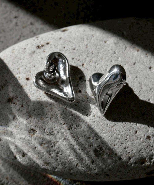 Soierie(ソワリー)の「ディストート ハート ピアス / Distort heart pierce(ピアス(両耳用)・レディース・シルバー/ゴールド・FREE)」の5枚目の写真