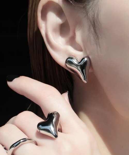 Soierie(ソワリー)の「ディストート ハート ピアス / Distort heart pierce(ピアス(両耳用)・レディース・シルバー/ゴールド・FREE)」の6枚目の写真