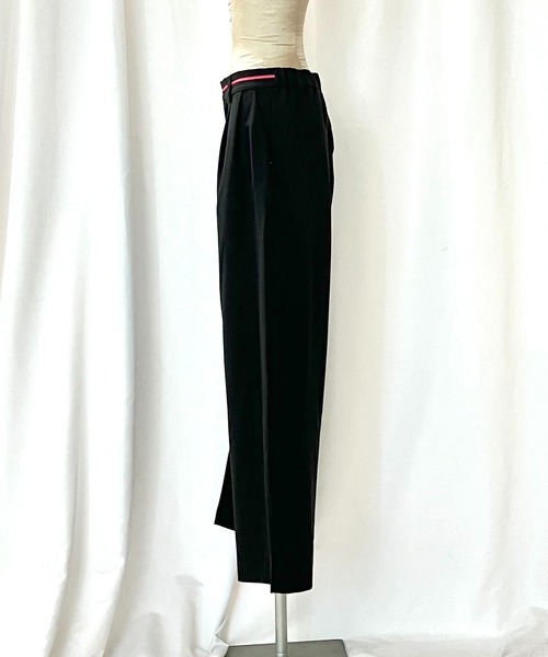 Q(キュー)の「グログランラインタックパンツ(スラックス・レディース・ブラック/ライトグレー・MEDIUM)」の4枚目の写真