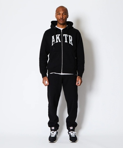 AKTR（アクター）の「AKTR COLLEGE LOGO SWEAT ZIP HOODIE（アクター カレッジ ロゴ スウェット ジップ フーディ）（パーカー・メンズ・ブラック系/ネイビー系・MEDIUM/LARGE/X-LARGE/XX-LARGE）」の2枚目の写真