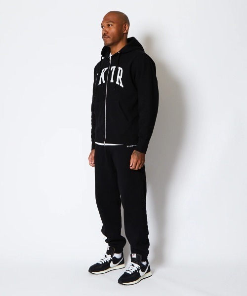 AKTR（アクター）の「AKTR COLLEGE LOGO SWEAT ZIP HOODIE（アクター カレッジ ロゴ スウェット ジップ フーディ）（パーカー・メンズ・ブラック系/ネイビー系・MEDIUM/LARGE/X-LARGE/XX-LARGE）」の5枚目の写真