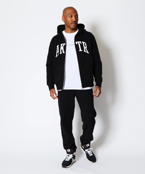 AKTR（アクター）の「AKTR COLLEGE LOGO SWEAT ZIP HOODIE（アクター カレッジ ロゴ スウェット ジップ フーディ）（パーカー・メンズ・ブラック系/ネイビー系・MEDIUM/LARGE/X-LARGE/XX-LARGE）」の8枚目の写真