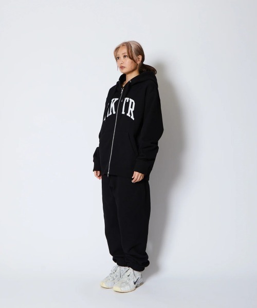 AKTR（アクター）の「AKTR COLLEGE LOGO SWEAT ZIP HOODIE（アクター カレッジ ロゴ スウェット ジップ フーディ）（パーカー・メンズ・ブラック系/ネイビー系・MEDIUM/LARGE/X-LARGE/XX-LARGE）」の10枚目の写真