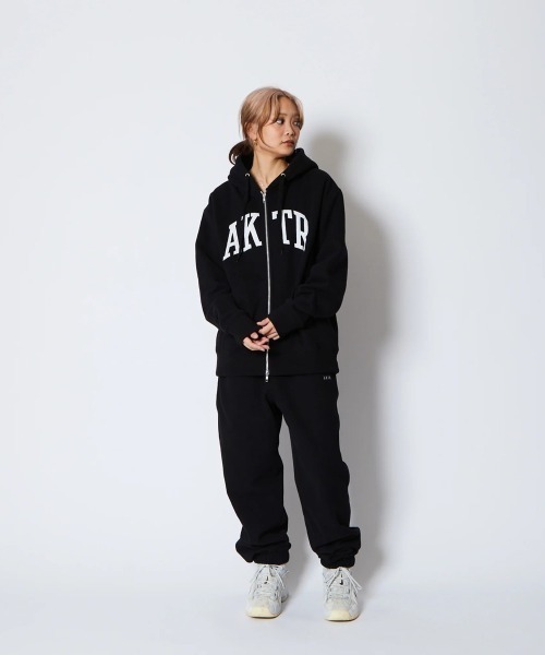 AKTR（アクター）の「AKTR COLLEGE LOGO SWEAT ZIP HOODIE（アクター カレッジ ロゴ スウェット ジップ フーディ）（パーカー・メンズ・ブラック系/ネイビー系・MEDIUM/LARGE/X-LARGE/XX-LARGE）」の12枚目の写真