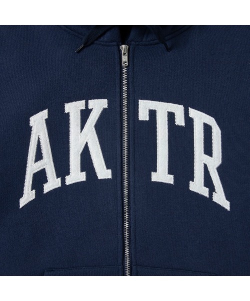 AKTR（アクター）の「AKTR COLLEGE LOGO SWEAT ZIP HOODIE（アクター カレッジ ロゴ スウェット ジップ フーディ）（パーカー・メンズ・ブラック系/ネイビー系・MEDIUM/LARGE/X-LARGE/XX-LARGE）」の15枚目の写真
