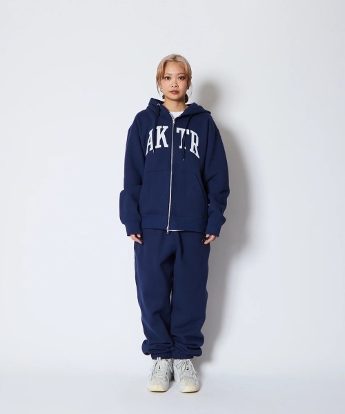 AKTR（アクター）の「AKTR COLLEGE LOGO SWEAT ZIP HOODIE（アクター カレッジ ロゴ スウェット ジップ フーディ）（パーカー・メンズ・ブラック系/ネイビー系・MEDIUM/LARGE/X-LARGE/XX-LARGE）」の20枚目の写真