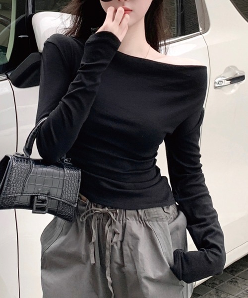 ADDITION STORE（アディションストア）の「ギャザー オフショル ロングスリーブ プルオーバー / Gathered one-off shoulder long sleeve pullover（Tシャツ/カットソー・レディース・ブラック/グレー・FREE）」の3枚目の写真