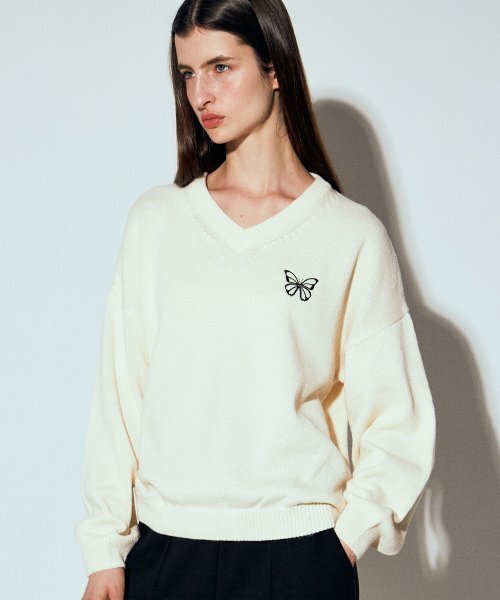 NICK&NICOLE（ニックアンドニコール）の「BUTTERFLY SIGNATURE PULLOVER KNIT_LIGHT BEIGE（ニット/セーター・レディース・その他・FREE）」の3枚目の写真