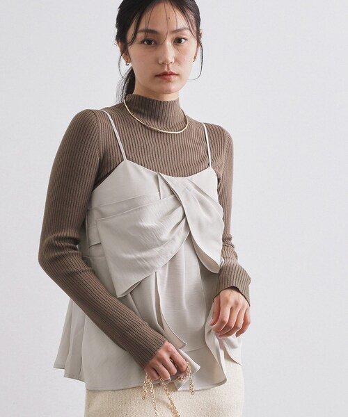 OPAQUE.CLIP(オペークドットクリップ)の「サテンキャミブラウス【洗濯機OK】(シャツ/ブラウス・レディース・ライトベージュ/キャメル/ブラック・00)」の1枚目の写真