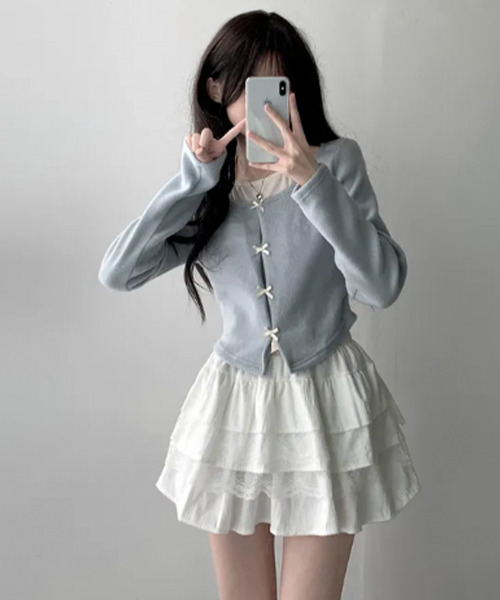 VIVID LADY(ビビッドレディー)の「チョーカーストラップ付き レイヤード風 ショート丈 ロンT(Tシャツ/カットソー・レディース・ライトブルー/ブラック/ピンク・FREE)」の4枚目の写真