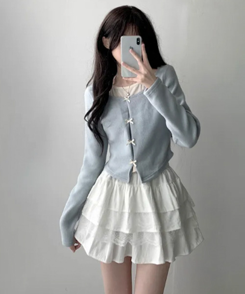 VIVID LADY(ビビッドレディー)の「チョーカーストラップ付き レイヤード風 ショート丈 ロンT(Tシャツ/カットソー・レディース・ライトブルー/ブラック/ピンク・FREE)」の5枚目の写真