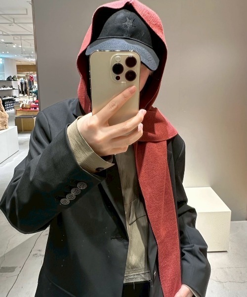 CONVERSE TOKYO(コンバーストウキョウ)の「HOODED KNIT MUFFLER(マフラー・レディース・ホワイト/レッド/ブルー/ブラック・FREE)」の4枚目の写真