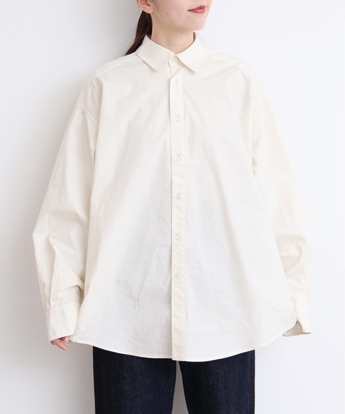 I am I in fact...（アイアムアイインファクト）の「数字刺繍 BIGシャツ（シャツ/ブラウス・レディース・サックスブルー/オフホワイト・FREE）」の2枚目の写真