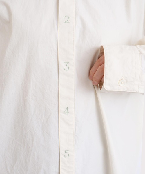 I am I in fact...（アイアムアイインファクト）の「数字刺繍 BIGシャツ（シャツ/ブラウス・レディース・サックスブルー/オフホワイト・FREE）」の8枚目の写真