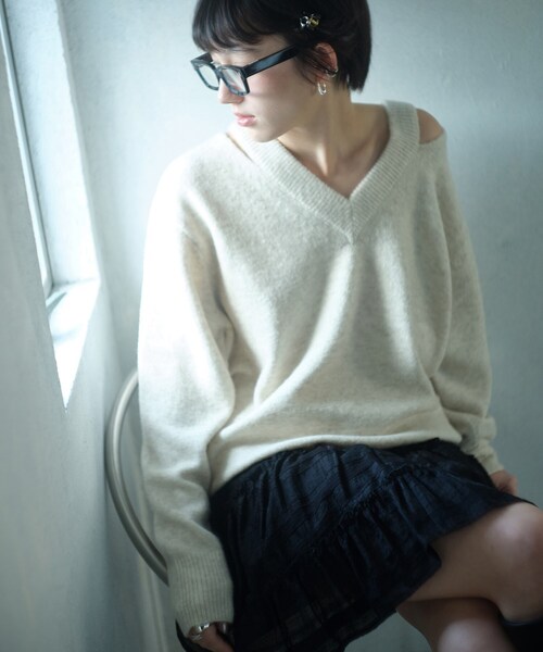 CODE A(コードエー)の「M cloudy over V pullover(ニット/セーター・レディース・オフホワイト/ブラック/ライトブルー・00)」の2枚目の写真