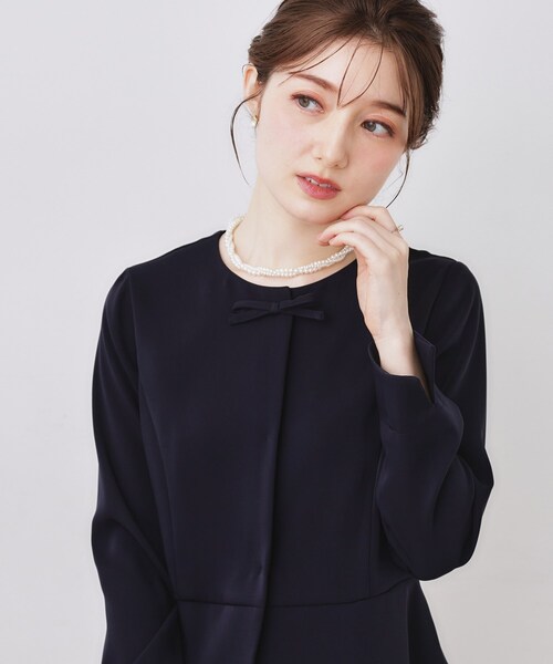 couture brooch(クチュールブローチ)の「【ハレの日・通勤】リボンデザイン ペプラムブラウス(シャツ/ブラウス・レディース・ネイビー/ナチュラル・42/40/38/36)」の2枚目の写真