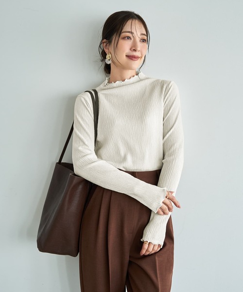 STYLE DELI(スタイルデリ)の「楊柳ベロア端っこメロウトップス(Tシャツ/カットソー・レディース・ブラック/グレイッシュベージュ/オフホワイト・FREE)」の2枚目の写真