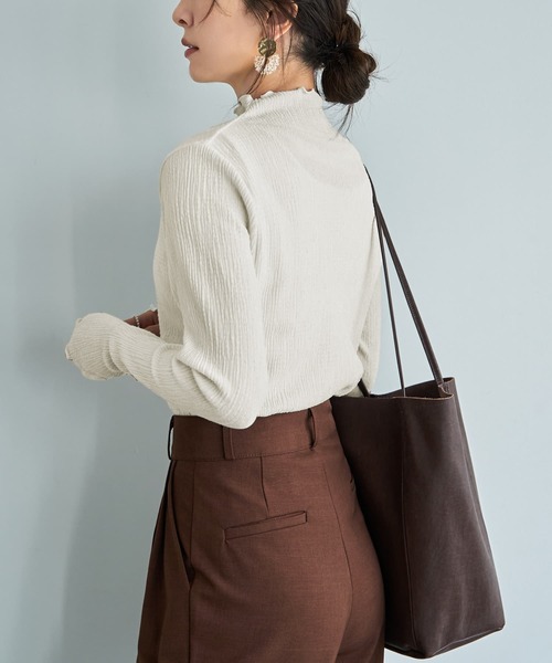 STYLE DELI(スタイルデリ)の「楊柳ベロア端っこメロウトップス(Tシャツ/カットソー・レディース・ブラック/グレイッシュベージュ/オフホワイト・FREE)」の18枚目の写真