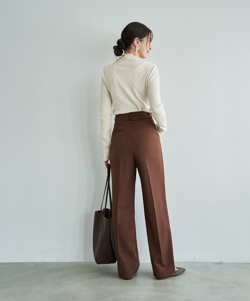 STYLE DELI(スタイルデリ)の「楊柳ベロア端っこメロウトップス(Tシャツ/カットソー・レディース・ブラック/グレイッシュベージュ/オフホワイト・FREE)」の4枚目の写真