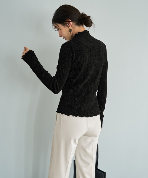 STYLE DELI(スタイルデリ)の「楊柳ベロア端っこメロウトップス(Tシャツ/カットソー・レディース・ブラック/グレイッシュベージュ/オフホワイト・FREE)」の13枚目の写真