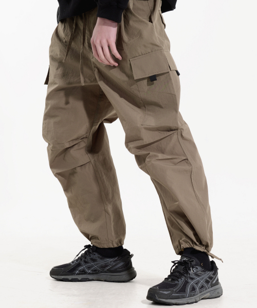 PIECEMAKER(ピースメーカー)の「NYLON 2 TUCK POCKET PANTS (KHAKI OLIVE)(スウェットパンツ・レディース・その他・S/M/L)」の1枚目の写真