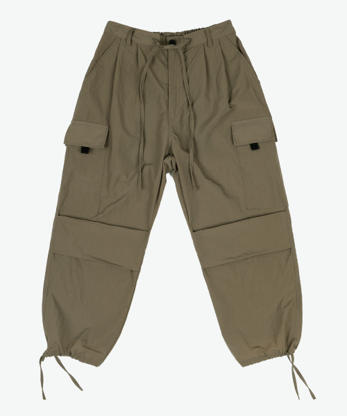 PIECEMAKER(ピースメーカー)の「NYLON 2 TUCK POCKET PANTS (KHAKI OLIVE)(スウェットパンツ・レディース・その他・S/M/L)」の2枚目の写真