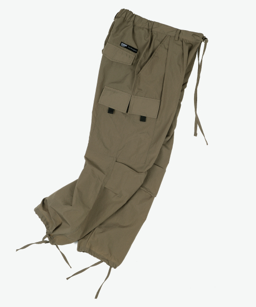 PIECEMAKER(ピースメーカー)の「NYLON 2 TUCK POCKET PANTS (KHAKI OLIVE)(スウェットパンツ・レディース・その他・S/M/L)」の4枚目の写真