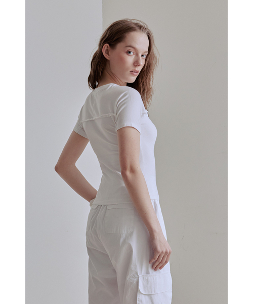 AFTERHOURS(アフターアワーズ)の「RAW CUT LINE HALF TOP (WHITE)(Tシャツ/カットソー・レディース・その他・FREE)」の2枚目の写真