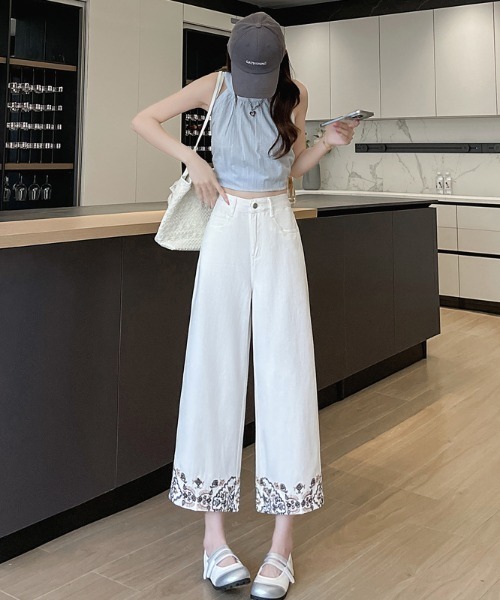 &soiree(アンドソワレ)の「エスニック風刺繍デニムパンツ(デニムパンツ・レディース・ブルー/ホワイト・X-LARGE/LARGE/MEDIUM/SMALL/X-SMALL)」の2枚目の写真
