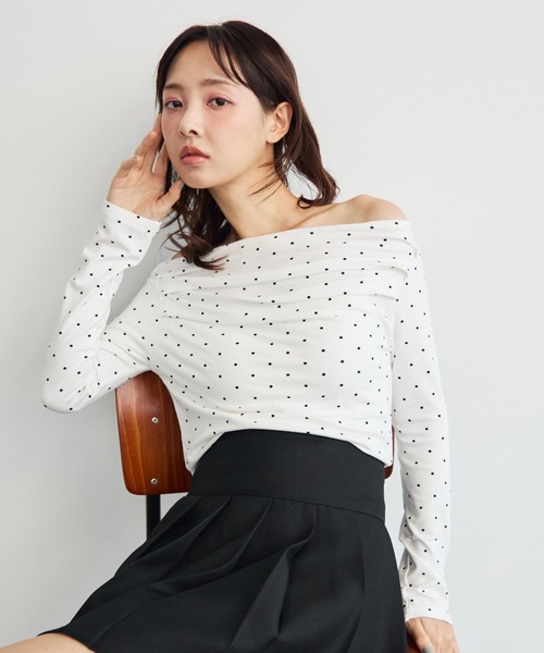 krahe（クレーエ）の「ドット柄ドレープオフショルカットソー（Tシャツ/カットソー・レディース・チャコールグレー/オフホワイト/グレー/ブラック・FREE）」の2枚目の写真