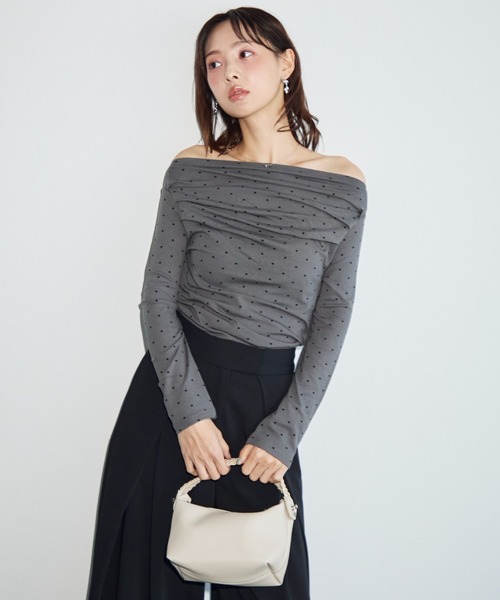 krahe（クレーエ）の「ドット柄ドレープオフショルカットソー（Tシャツ/カットソー・レディース・チャコールグレー/オフホワイト/グレー/ブラック・FREE）」の4枚目の写真