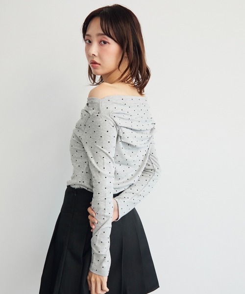 krahe（クレーエ）の「ドット柄ドレープオフショルカットソー（Tシャツ/カットソー・レディース・チャコールグレー/オフホワイト/グレー/ブラック・FREE）」の6枚目の写真