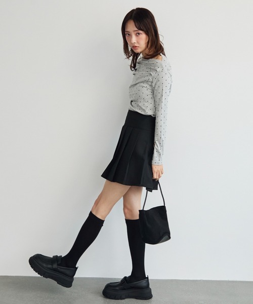 krahe（クレーエ）の「ドット柄ドレープオフショルカットソー（Tシャツ/カットソー・レディース・チャコールグレー/オフホワイト/グレー/ブラック・FREE）」の10枚目の写真